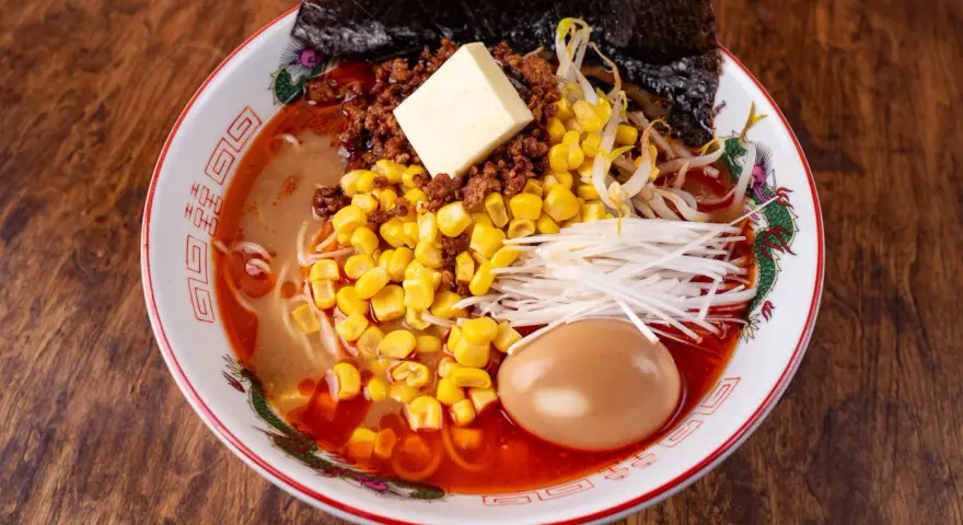 Misowa zupa ramen z mielonym mięsem, kukurydzą, kiełkami fasoli, jajkiem i kawałkiem masła.