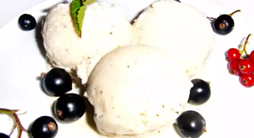 Cremiges Eis mit Beeren und einem Hauch von Alkohol. Ein erfrischender Genuss für warme Tage.