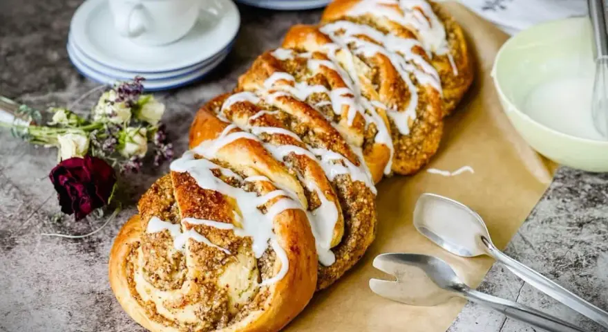 Ein köstlicher Nusszopf, frisch gebacken und mit Zuckerguss verziert. Dieses Nusszopf Rezept ist ein Genuss!