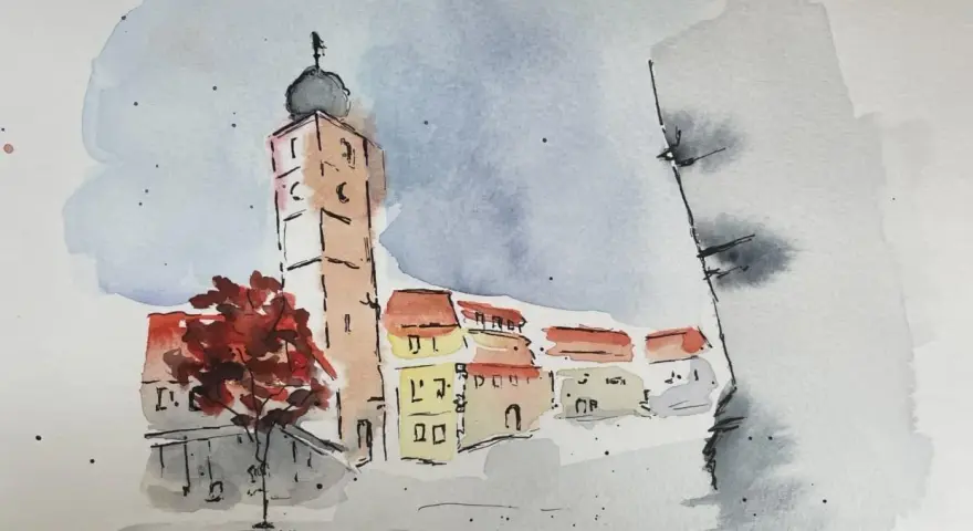 Pintura de acuarela y tinta de un pueblo con una torre alta y casas con tejados rojos. Un árbol de hojas rojas destaca en primer plano.