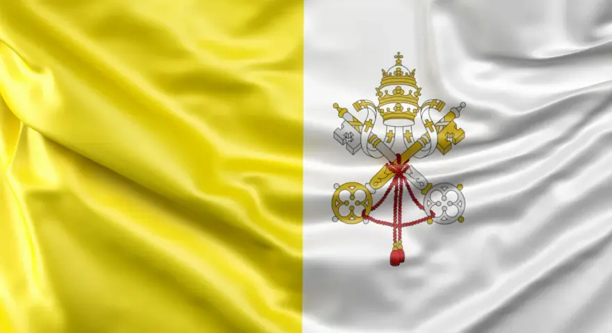 Flaga papieska: złote i białe pasy, z kluczami św. Piotra i tiarą papieską.