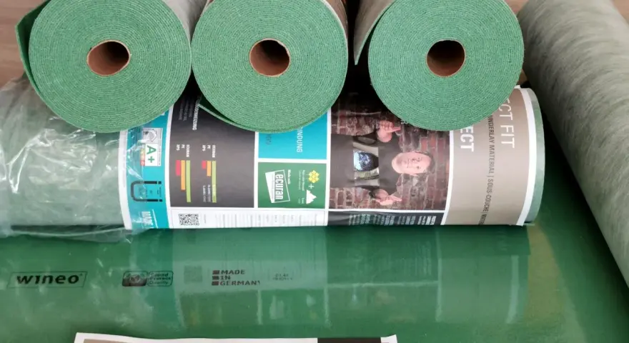 Rolki zielonej podkładki pod panele winéo Perfect Fit. To najlepsza izolacja akustyczna pod panele, zapewniająca komfort i ciszę.