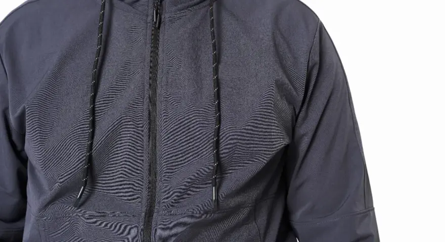 Szara kurtka softshell z zamkiem i sznurkami. Dowiedz się, jak prać softshell, by zachował swoje właściwości.