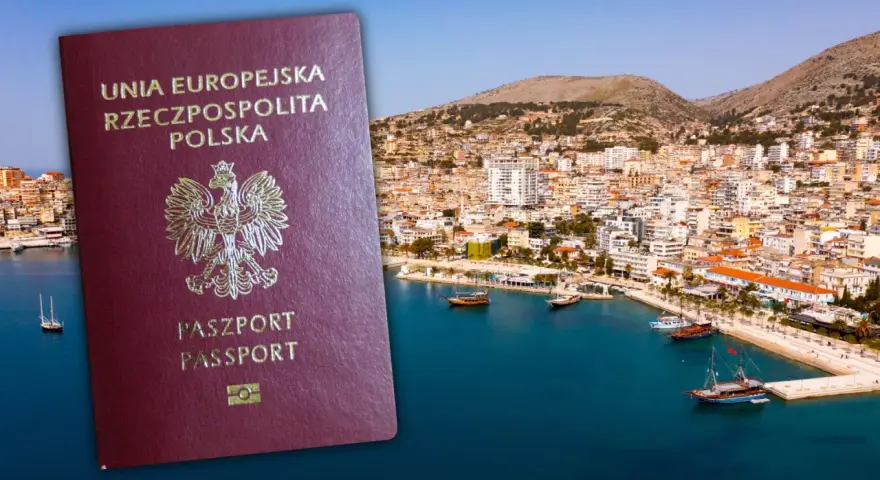 Polski paszport na tle malowniczego wybrzeża. Czy do Austrii trzeba mieć paszport? Tak, nawet do krajów UE, jeśli nie masz dowodu osobistego.
