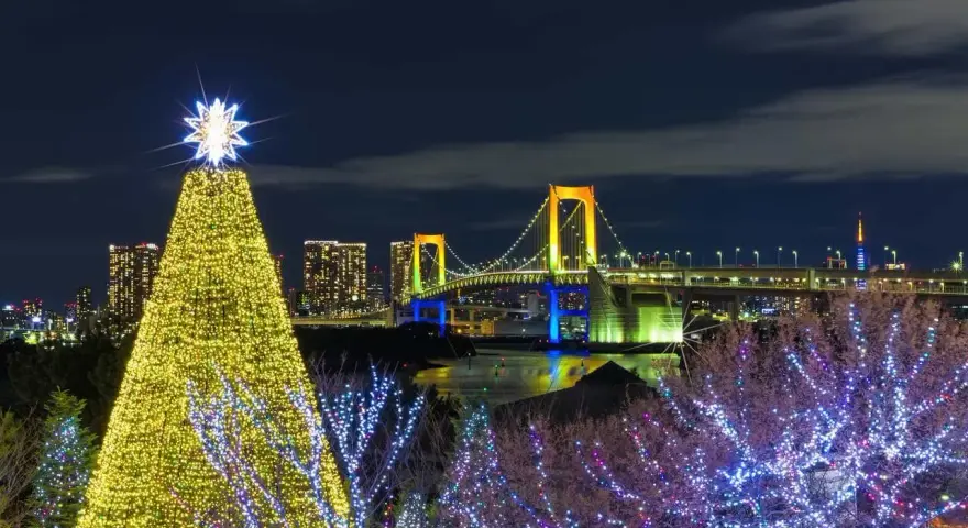 Świąteczna choinka i most tęczowy w Tokio. To magiczne boże narodzenie w japonii, gdzie światła miasta tworzą niezwykły klimat.