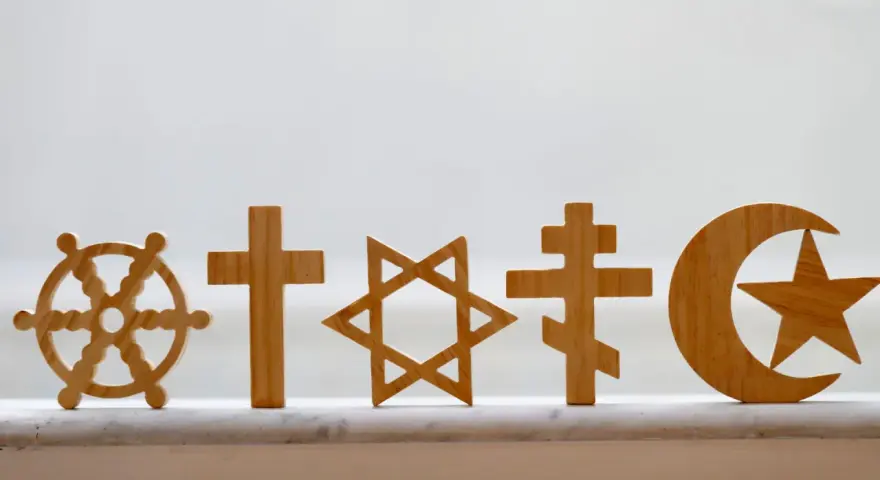 Drewniane symbole różnych religii: koło Dharmy, krzyże, Gwiazda Dawida, półksiężyc z gwiazdą. Różnorodność wierzeń, RPA religia.