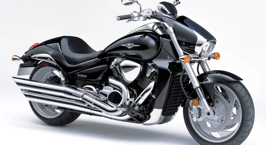 Czarny motocykl Suzuki Intruder 1800, znany też jako Boulevard M109R. Poznaj jego dane techniczne i poczuj moc!