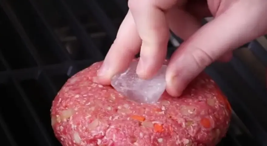 Jak przygotować mrożone hamburgery, by uniknąć suchego mięsa