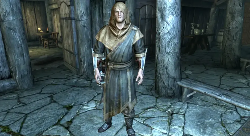 Un personaje con túnica y capucha en Skyrim, listo para curar el vampirismo.