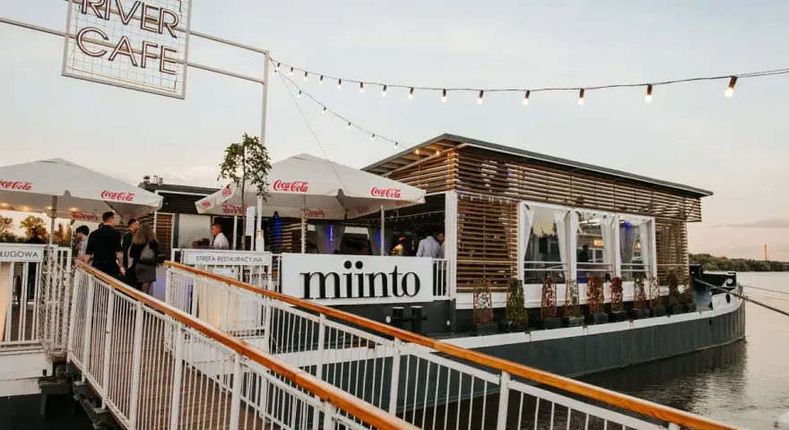 Miinto showroom na River Cafe. Opinie o tym miejscu są pozytywne, zwłaszcza o jego unikalnej lokalizacji na wodzie.