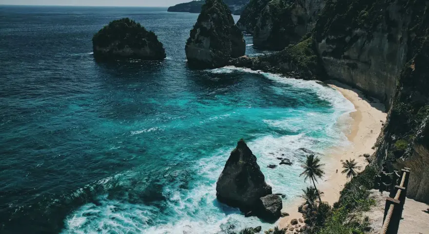 Turkusowe morze, skaliste klify i piaszczysta plaża. Marzenie o tym, ile się leci na Bali, staje się rzeczywistością.