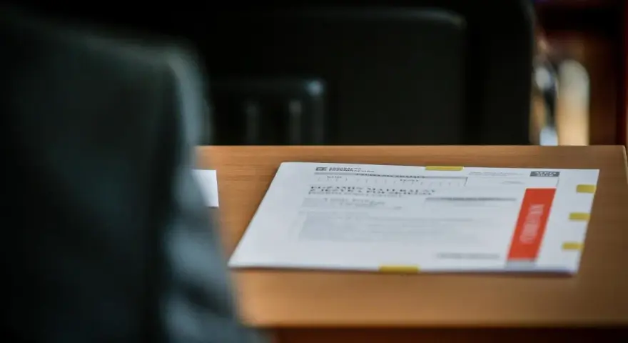 Na biurku leży arkusz egzaminacyjny. Już wkrótce dowiesz się, jak sprawdzić wyniki matur.