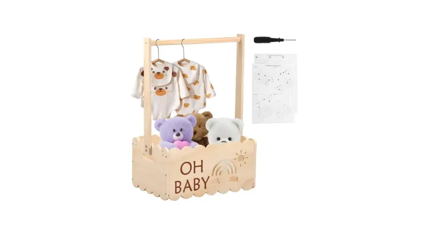 En träställning med kläder och nallar, perfekt som babyshower korg. Instruktioner och skruvmejsel medföljer.
