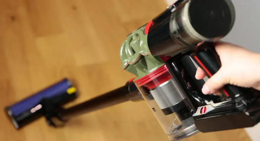 Ręka trzyma odkurzacz Dyson V8. Czy warto? Zobacz, jak łatwo sprząta podłogę.