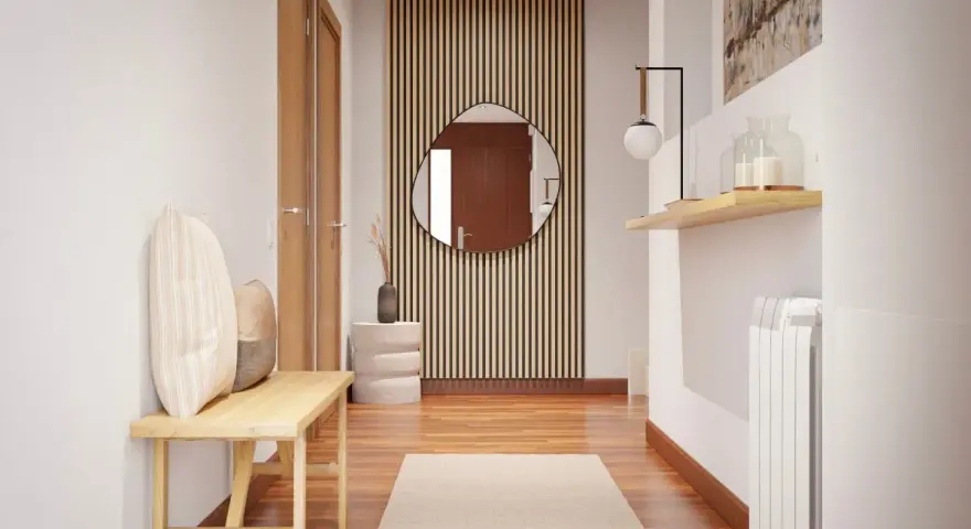 Un pasillo oscuro con puertas de madera, un banco, un espejo redondo y una alfombra.