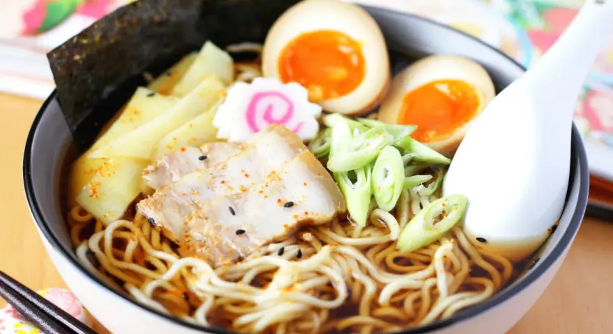 Schüssel mit Nudeln, Schweinefleisch, Ei und Bambus. Ein authentisches Ramen Rezept Original, das zum Genießen einlädt.