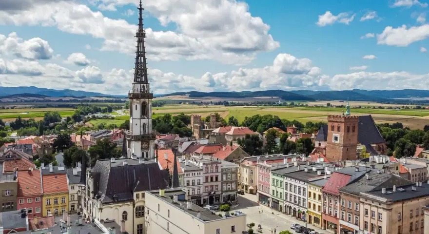 Widok na rynek i wieżę ratuszową w Ząbkowicach Śląskich. Kolorowe kamienice i ruiny zamku to ciekawe ząbkowice śląskie atrakcje.