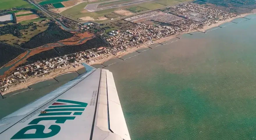 Widok z samolotu Alitalia na wybrzeże Włoch. Zastanawiasz się, ile się leci do Włoch? Już niedługo poczujesz słońce!
