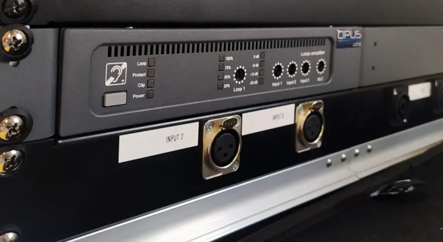 Wzmacniacz pętli indukcyjnej z wejściami XLR i wskaźnikami LED.