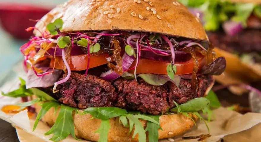 Puszyste burgery z chudego mięsa? Odkryj sekrety soczystości!
