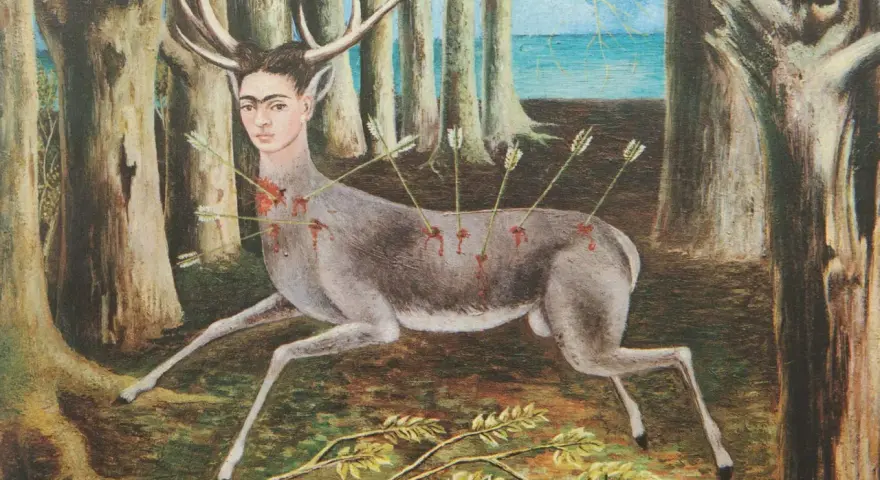 Frida Kahlo, figure emblématique du mouvement artistique surréaliste, se représente en cerf blessé par des flèches, dans une forêt.