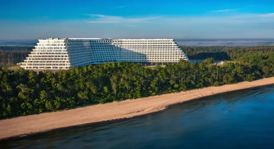 Nowy Hotel Gołębiewski w Pobierowie wita gości! Monumentalny obiekt na klifie, otoczony lasem, z widokiem na morze.