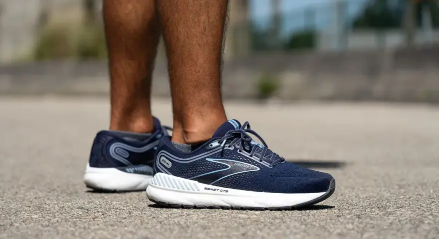 Zapatillas Brooks Beast GTS, ideales como calzado para tendinitis tibial posterior, con soporte y amortiguación.