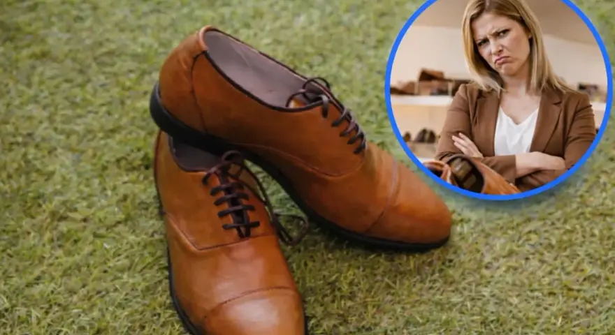 Niezadowolona klientka patrzy na eleganckie brązowe buty na trawie. Czy to problem z gwarancją na buty?