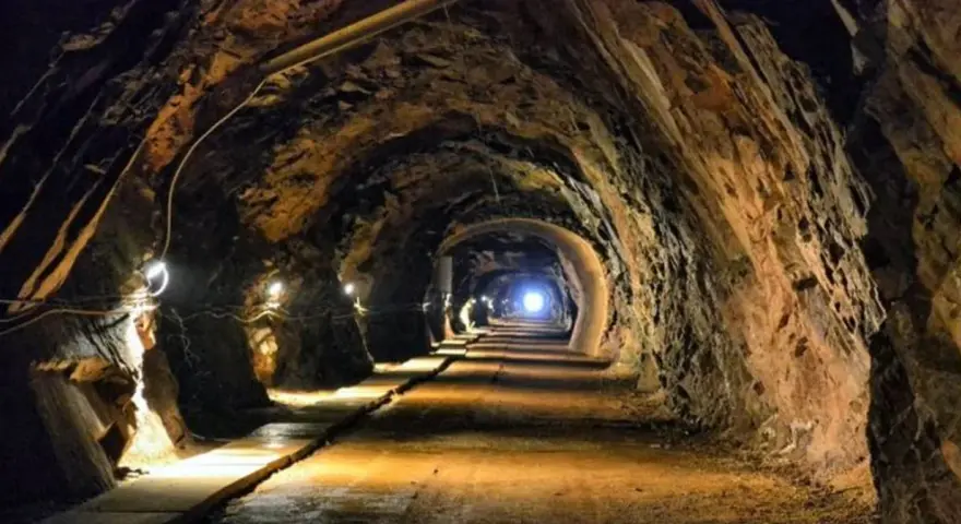 W kopalnianym tunelu, oświetlonym lampami, kryje się tajemniczy Dolny Śląsk.