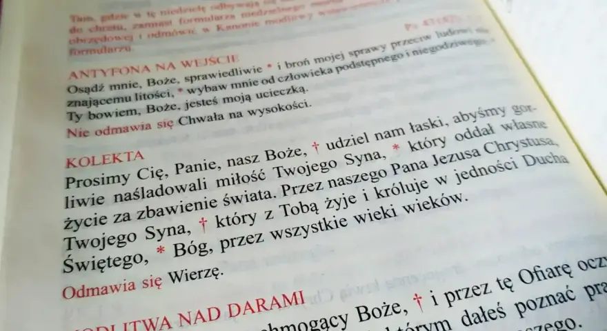 Najpiękniejsze modlitwy wiernych: tekst z księgi liturgicznej, zawiera modlitwy na 5. Niedzielę Wielkiego Postu.