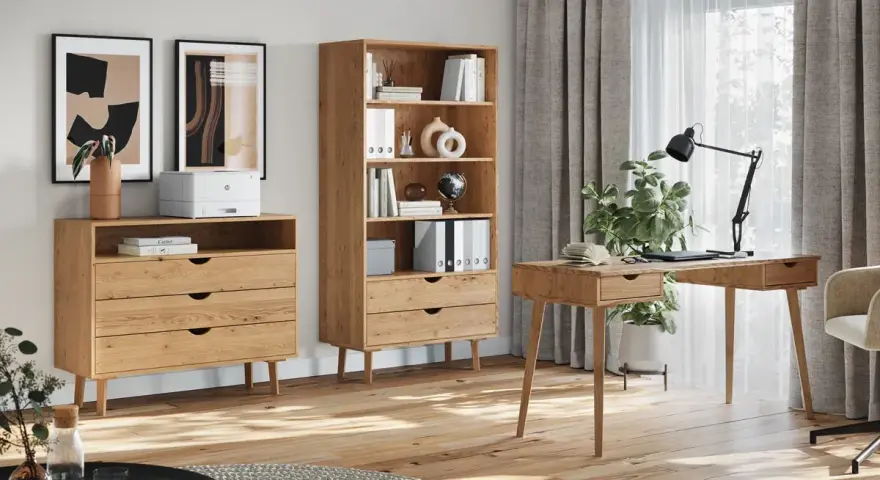 Jasny, drewniany kolor mebli tworzy przytulną atmosferę w domowym biurze. Komoda, regał i biurko wykonane z tego materiału idealnie komponują się z jasnym wnętrzem.