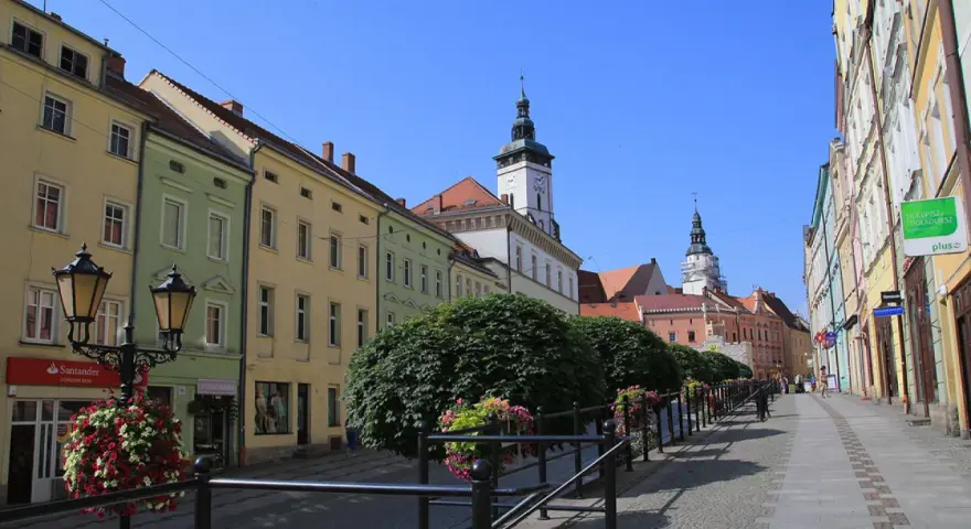 Kolorowe kamienice i wieże ratuszowe tworzą urokliwy krajobraz, który zachęca do odkrywania złotoryja atrakcje.