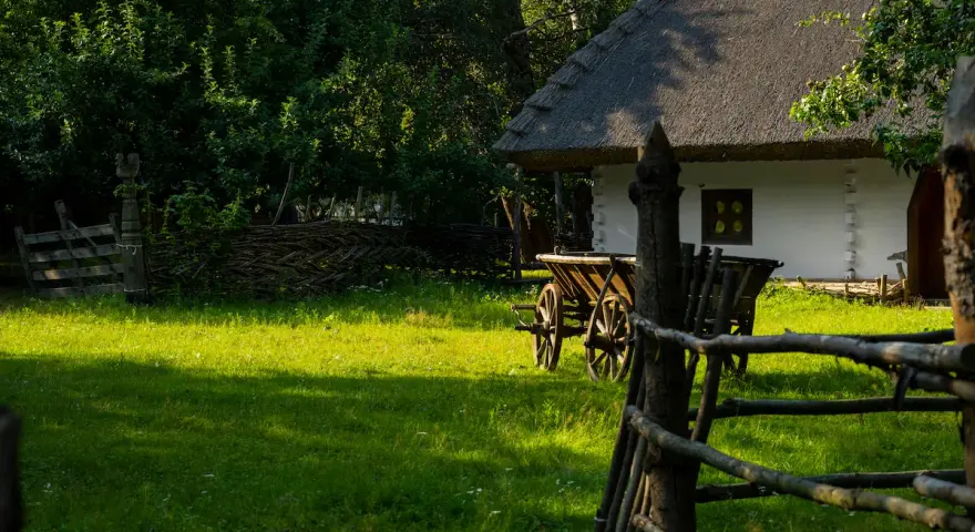 Co to jest agroturystyka? To urokliwy domek z tradycyjną strzechą, drewniany wóz i zielona trawa. Idealne miejsce na odpoczynek od miejskiego zgiełku.