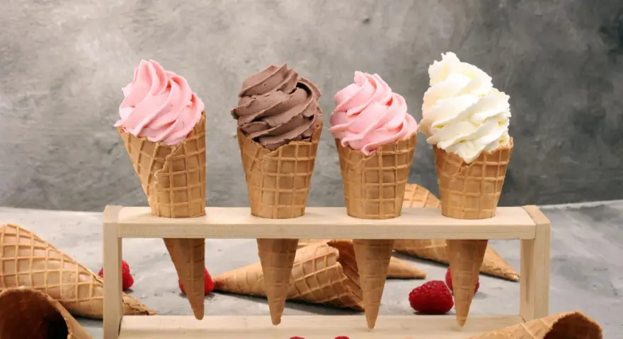 Vier leckere Softeis-Sorten in Waffeln: Erdbeer, Schoko und Vanille. Perfekt zum Softeis selber machen für den Sommer.