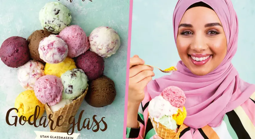 En kvinna med hijab njuter av en strut med flera kulor glass. Bredvid syns en hög med glasskulor och texten "Godare glass utan glassmaskin", ett perfekt glass grundrecept.