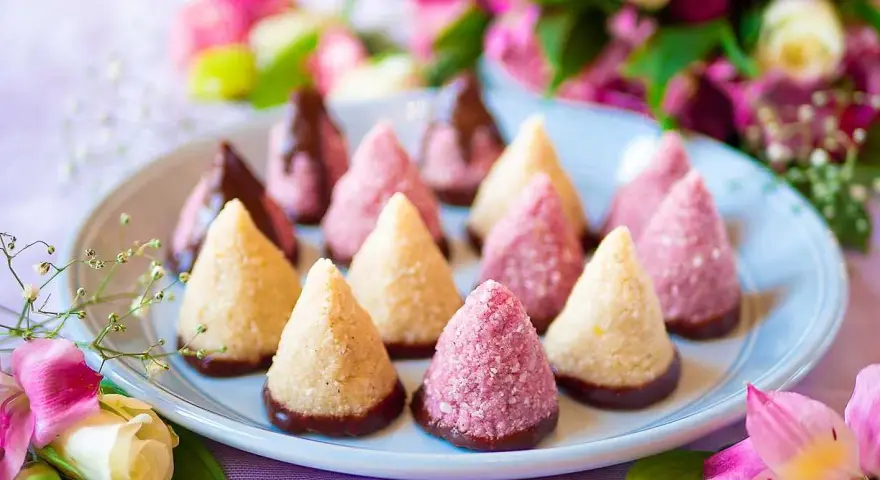 Konformade bakverk, vissa rosa, andra ljusa, med chokladbotten. Ett vackert filodeg recept för festliga tillfällen.