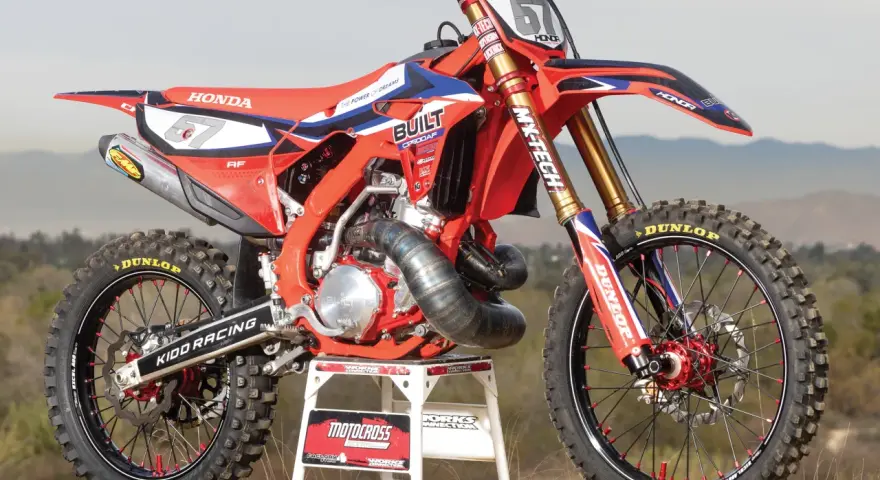 Czerwony motocykl crossowy Honda CR 500 z numerem 57, gotowy do akcji.