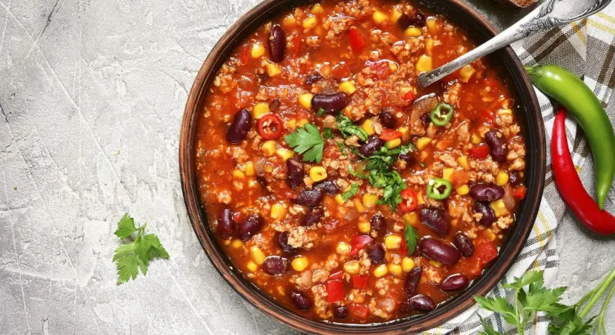 Pyszna zupa meksykańska, którą przygotowała Ania. Danie pełne fasoli, kukurydzy i mięsa mielonego, ozdobione świeżą natką pietruszki i papryczkami chili.
