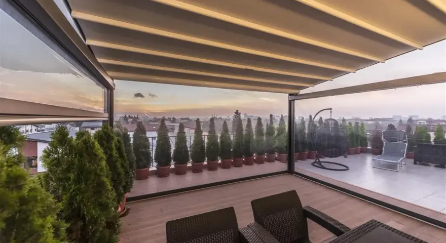 Terrazzo trasformato in stanza con chiusura trasparente, ideale per godersi il panorama.