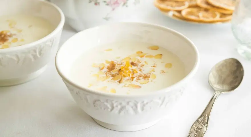 Deliciosa sopa de almendras cremosa, espolvoreada con canela y almendras fileteadas.