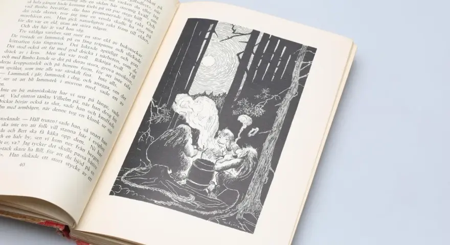 Troll samlas runt en eld i skogen, en illustration av Tore Zetterholm.