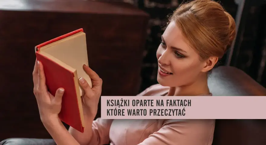 Kobieta czyta książkę, która jest oparta na faktach autentycznych. Warto zanurzyć się w historie, które wydarzyły się naprawdę.