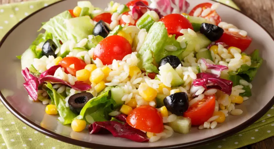 Rewelacyjna sałatka na grilla: orzo z pomidorkami, ogórkiem, kukurydzą, oliwkami i sałatą. Idealna na letnie przyjęcie!