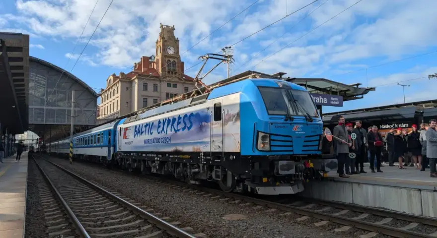 IC 3806 "Baltic Express" z napisem "Morze aż do Czech" na dworcu w Pradze.