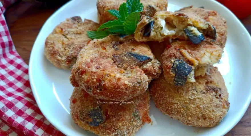 Polpette di melanzane in friggitrice ad aria, dorate e croccanti, con un ripieno filante. Perfette per un antipasto o un secondo leggero.
