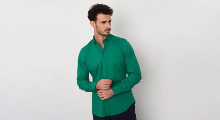 Uomo con camicia verde brillante, un perfetto abbinamento camicia verde uomo per un look moderno.