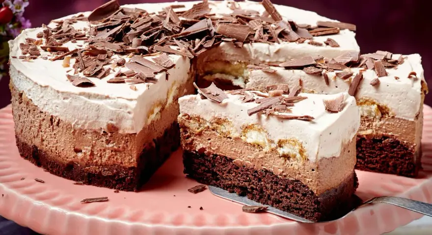 Schoko-Sahne-Torte: Ein Konditor-Meisterwerk mit drei Schichten Mousse, Biskuit und Schokostreuseln. Ein Traum für jeden Kuchenliebhaber, inspiriert von einem klassischen Rezept.
