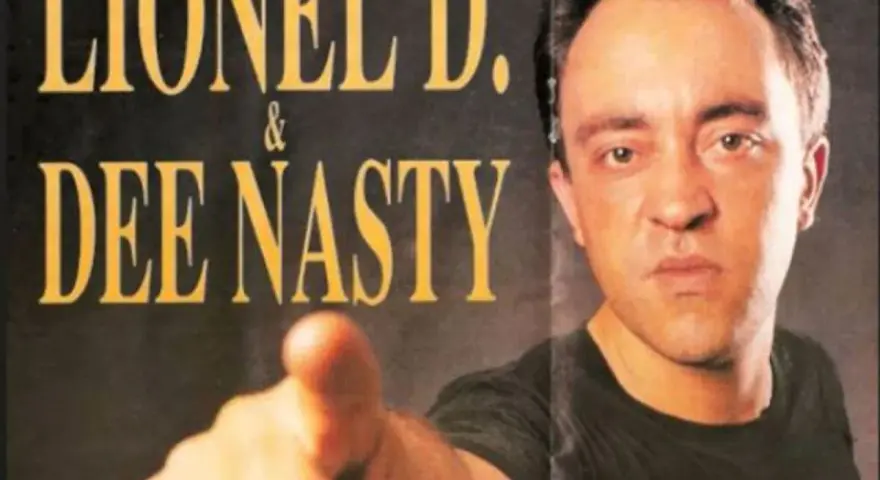 Lionel D. & Dee Nasty, pionniers du hip-hop français, posent ensemble. Dee Nasty, le premier rappeur français, pointe du doigt.