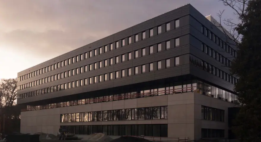 Neues Gebäude der Uni Bochum Jura im Bau, mit vielen Fenstern und moderner Fassade.