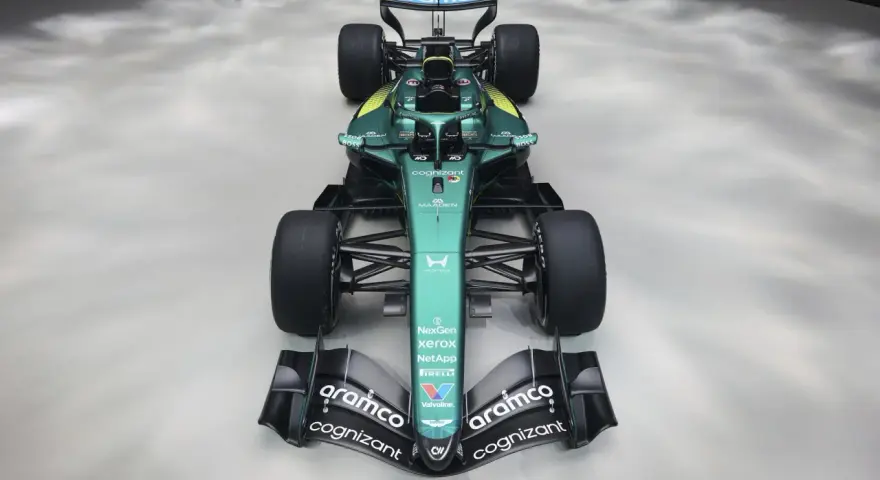 El Aston Martin F1 2026, un coche de carreras verde y negro con alerones aerodinámicos y patrocinadores como Aramco y Cognizant.